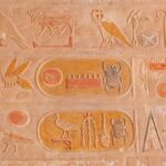 Egyptische reliëfs met vogels, dieren en hiërogliefen in okerkleur